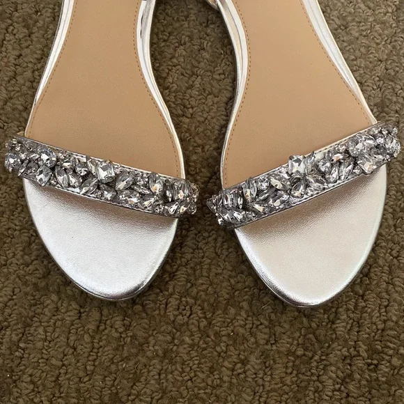 Badgley Mischka Jewel silver flat sandals Sz 7 and 7.5 - Picture 3 of 5